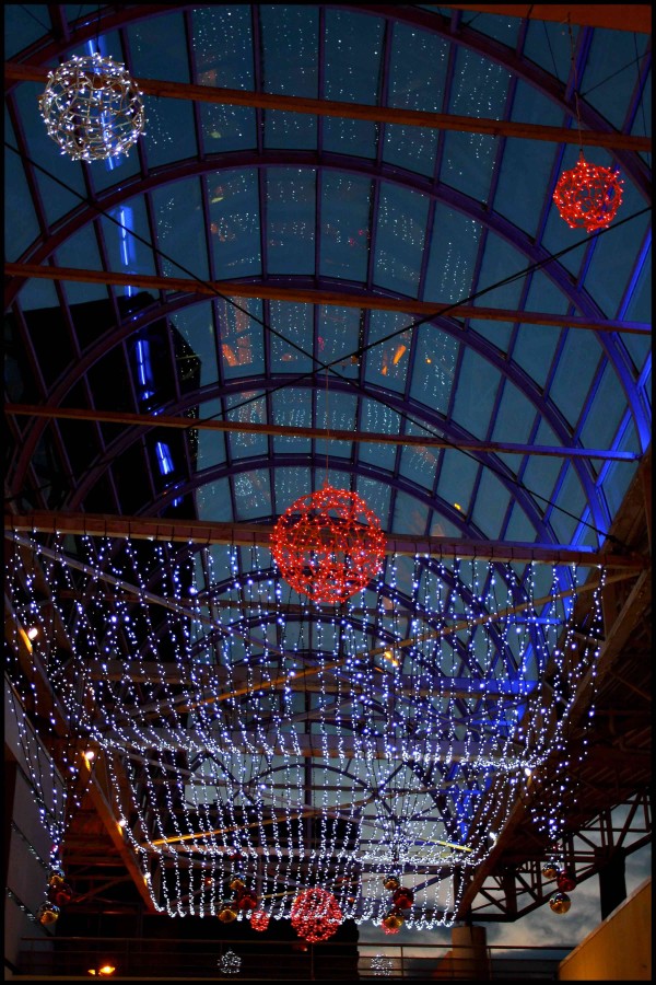 Deux sapins de Noël décorés avec des boules